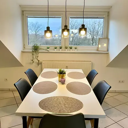 Geraeumige Fuer Familien Und Gruppen, Mitten In Zirndorf, Fuer 8 Personen Appartement