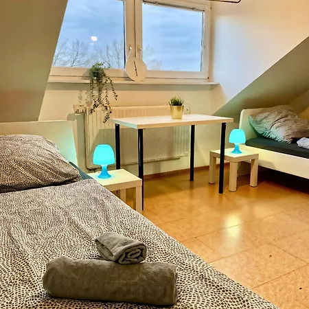 Geraeumige Fuer Familien Und Gruppen, Mitten In Zirndorf, Fuer 8 Personen Appartement *
